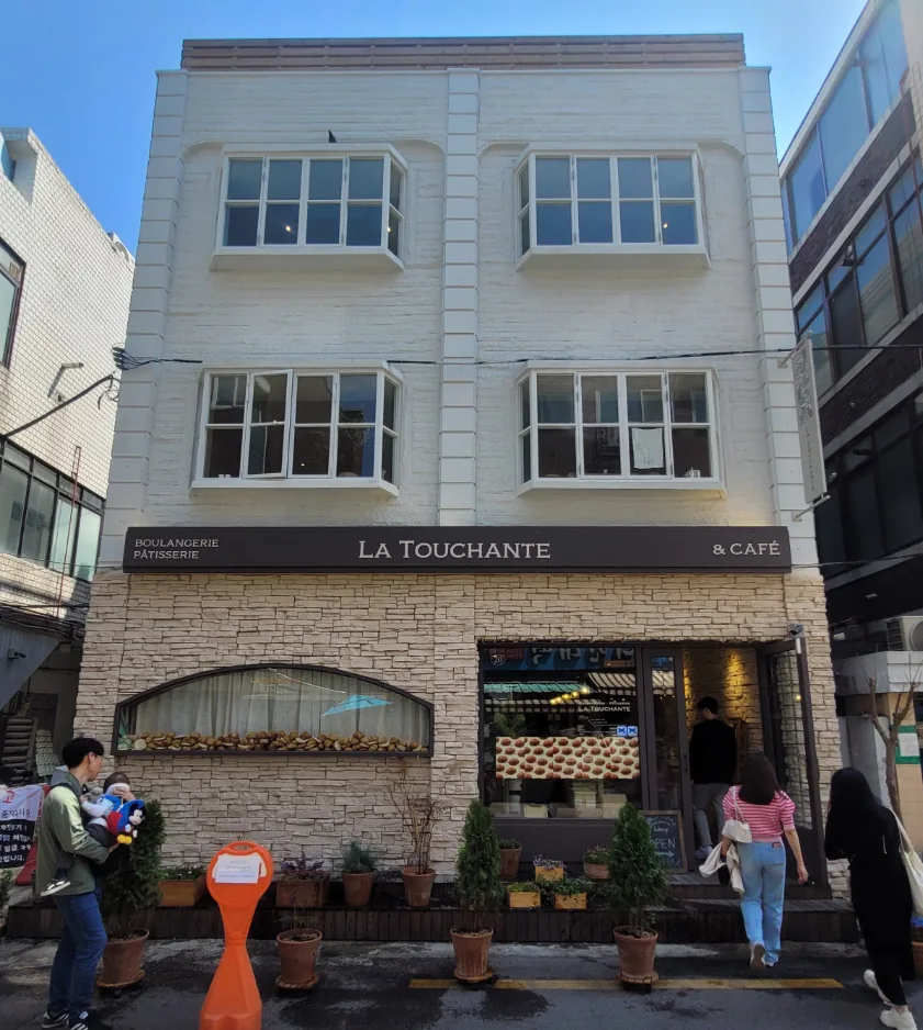 마포구 망원동 411-8 정면 전경 – 1층 베이커리 카페가 입점한 흰색 3층 건물