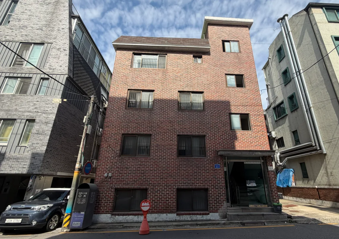 송파구 문정동 28-36 건물 전경 – 1996년 준공 벽돌 외관의 지하1~지상3층 단독주택
