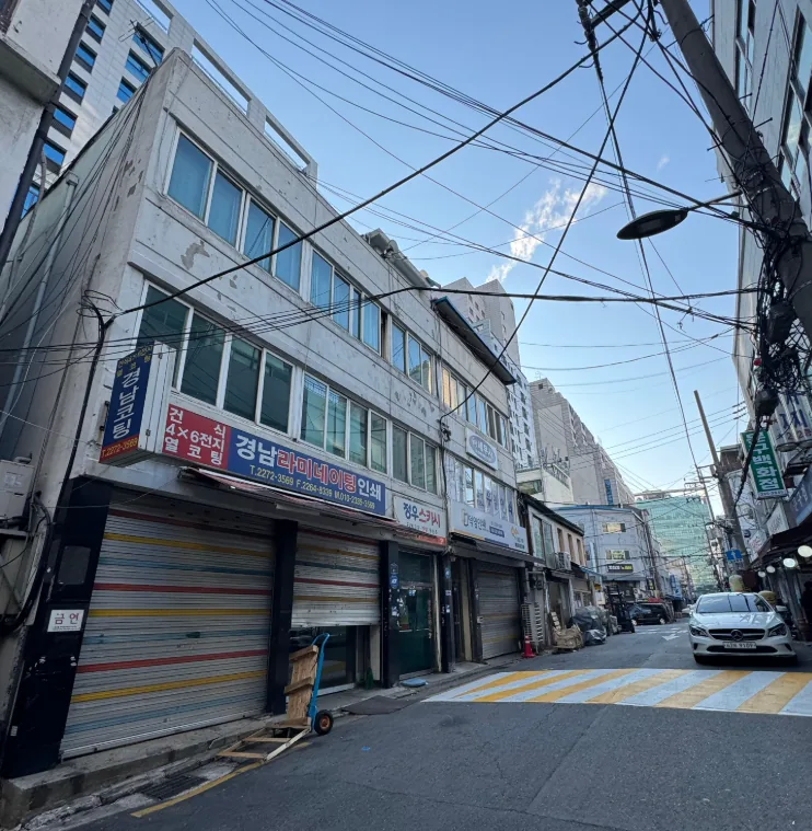 오장동 139-10 앞 거리 – 인쇄·건재 점포가 늘어선 을지로36길 상권