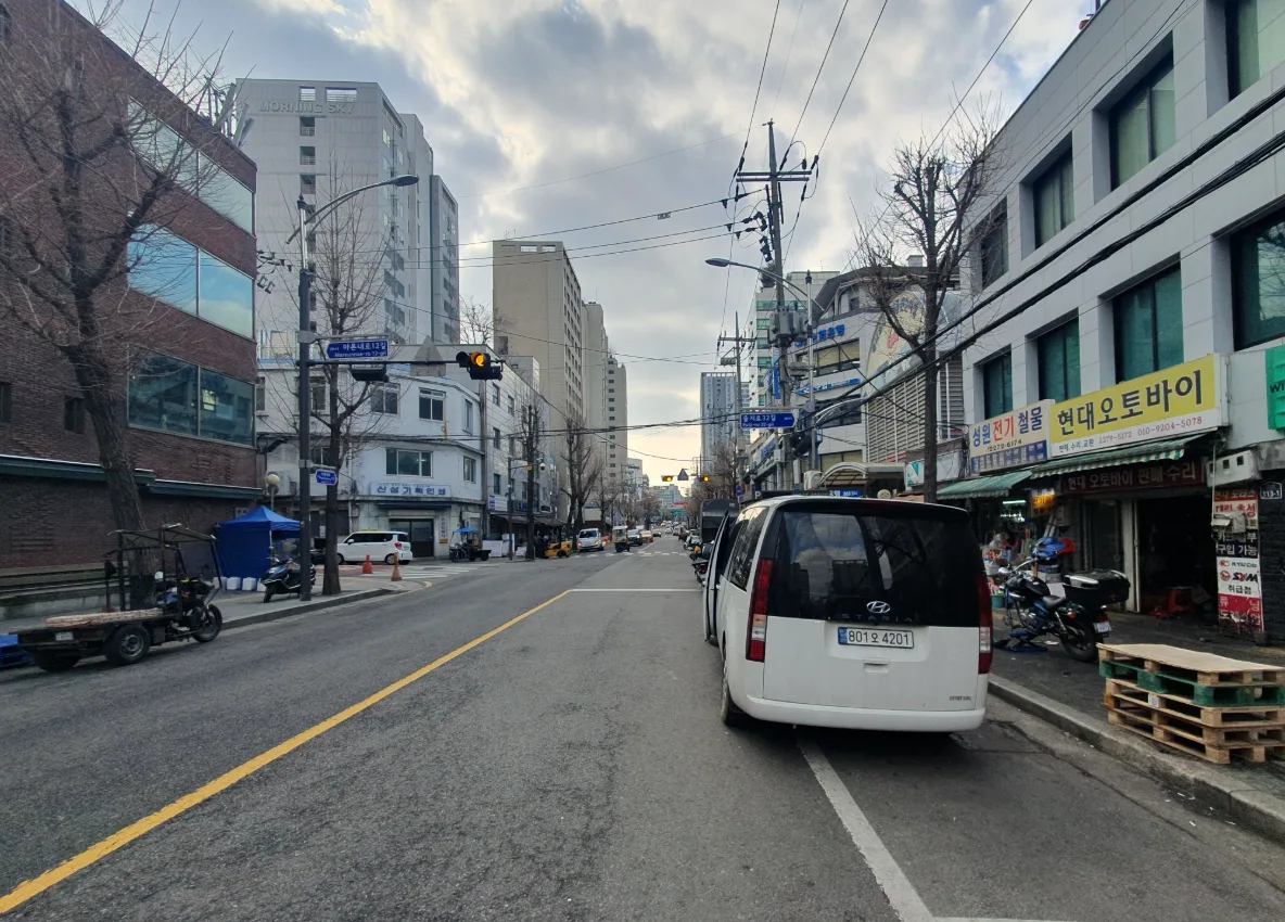 오장동 148-14 앞 마른내로 – 10m 도로와 뒤편 고층 오피스·주상복합