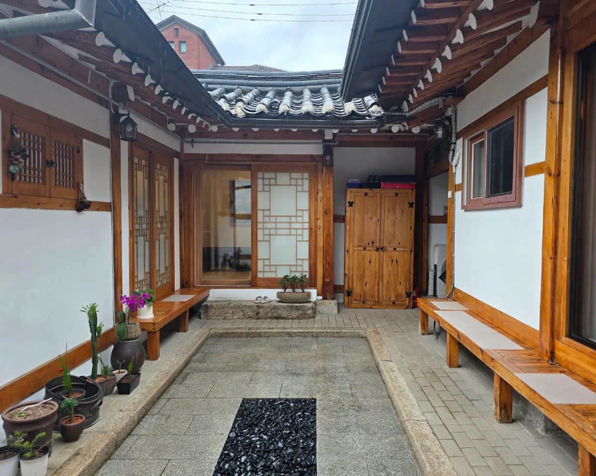 사간동 12-3 중정 – 툇마루와 장독, 화분이 놓인 ㅁ자 한옥 마당