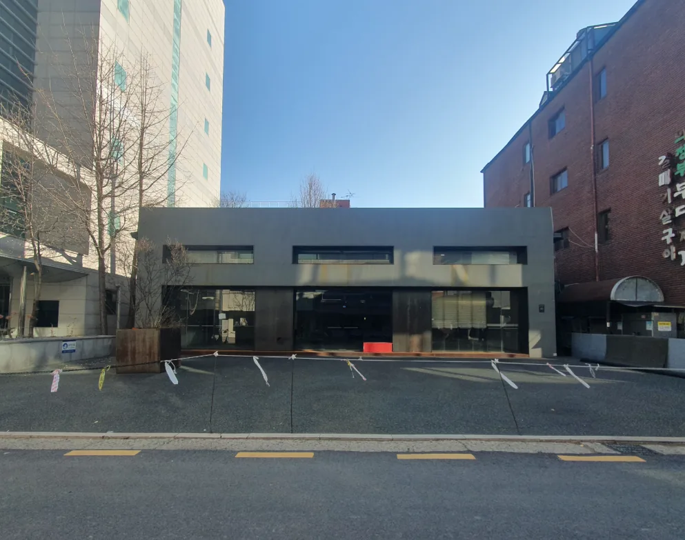 강남구 삼성동 165-1 전경 – 오피스 빌딩 사이에 자리한 저층 근생 건물