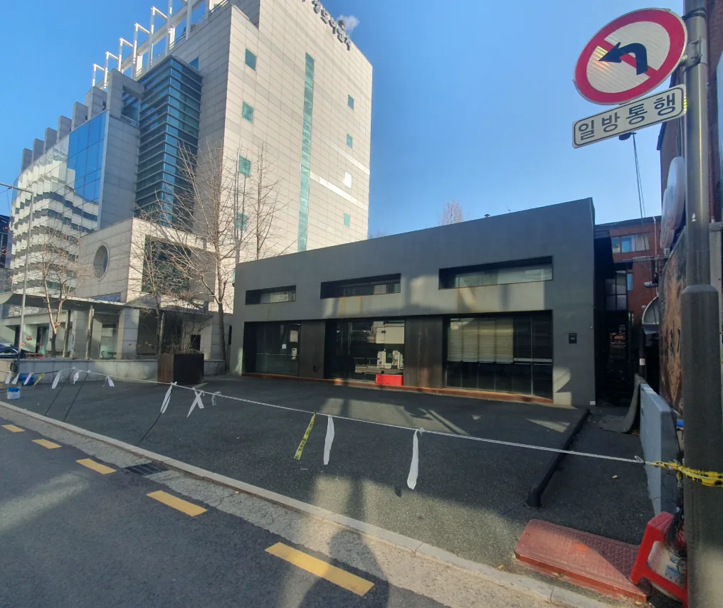 삼성동 165-1 건물 측면 – 도로에 면한 저층 근생 건물과 뒤편 오피스 빌딩