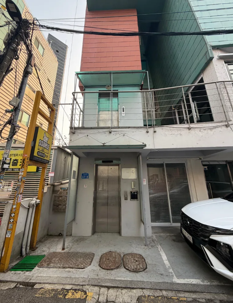 상수동 317-3 승강기 입구 – 1층 현관에 설치된 엘리베이터