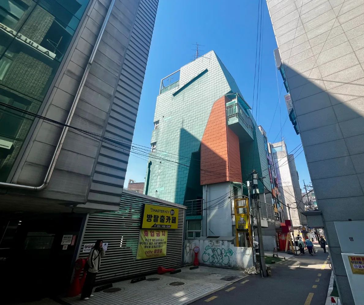 상수동 317-3 앞 골목 – 상수역 방향으로 이어지는 어울마당로 이면도로