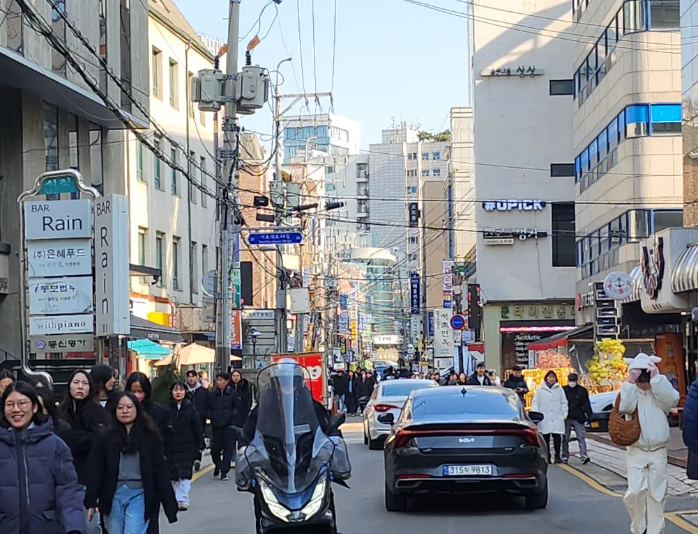 서초동 1552-10 인근 상가 거리 – 점심시간 보행 인파가 몰리는 법조타운 이면 상권