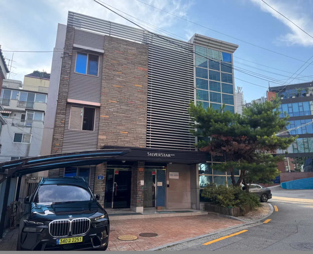 마포구 서교동 377-18 코너 전경 – 10m·8m·4m 도로가 접하는 삼면 코너의 3층 건물