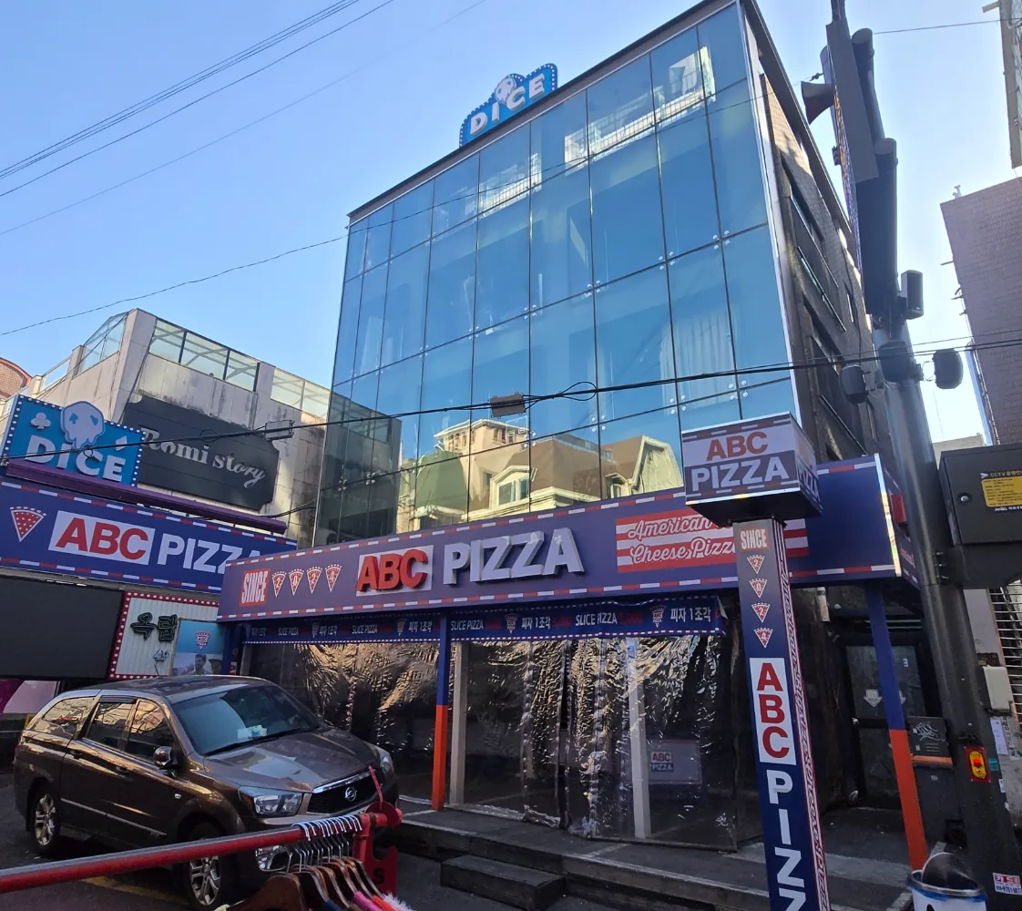 마포구 서교동 408-6 전경 – 통유리 파사드로 마감한 지상 4층 상가 빌딩