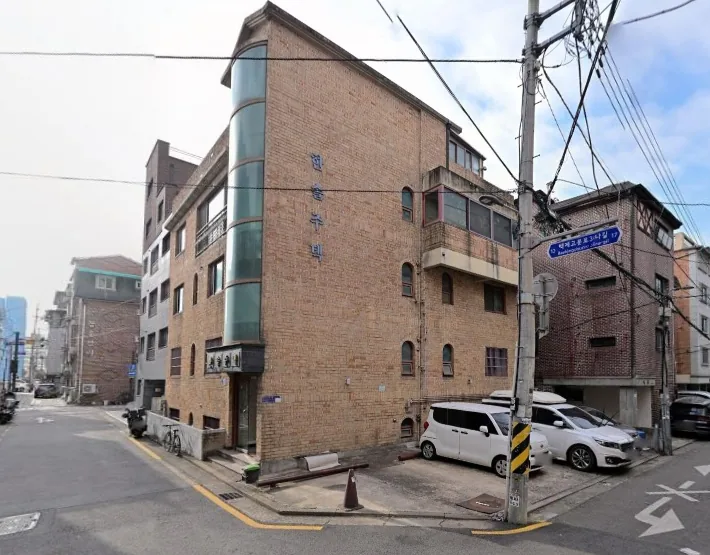 송파구 석촌동 18-12 코너 전경 – 6m·6m 도로가 만나는 지점의 3층 벽돌 다가구주택
