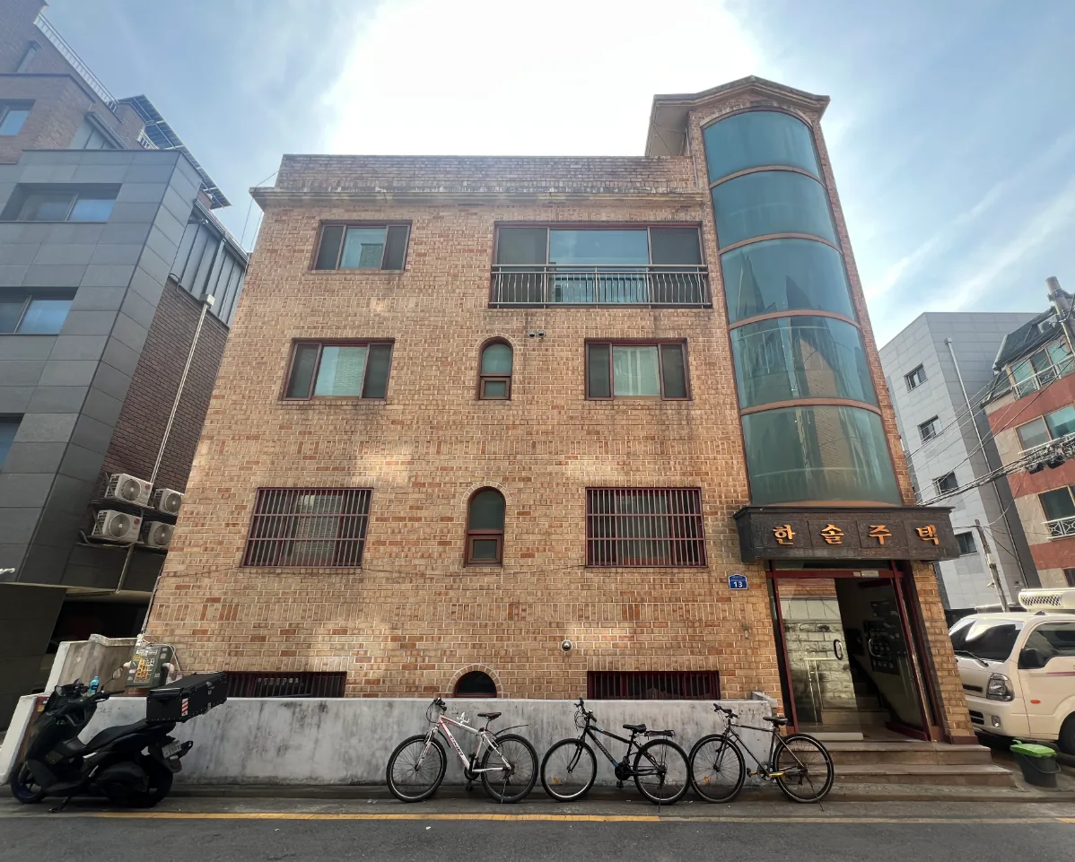 석촌동 18-12 건물 정면 – 90년대 다가구 특유의 원통형 유리 계단실