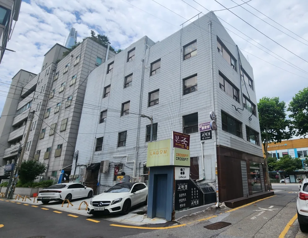 송파구 석촌동 184-8 코너 전경 – 50m 대로와 이면도로가 만나는 모서리의 4층 건물
