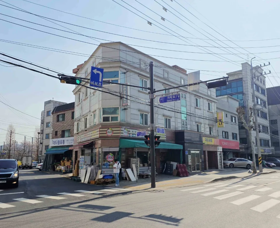 송파구 석촌동 223-2 코너 전경 – 15m·10m 도로가 만나는 지점의 4층 건물