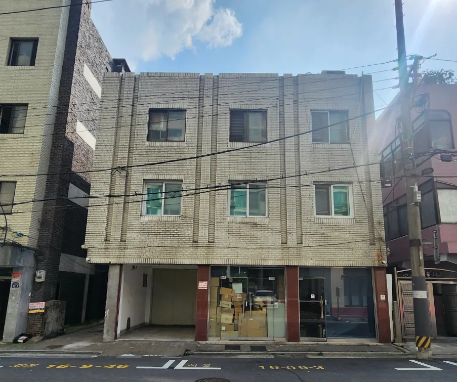 성동구 성수동1가 13-52 정면 전경 – 8m 도로에 면한 지상3층 벽돌 건물과 1층 주차 진입구