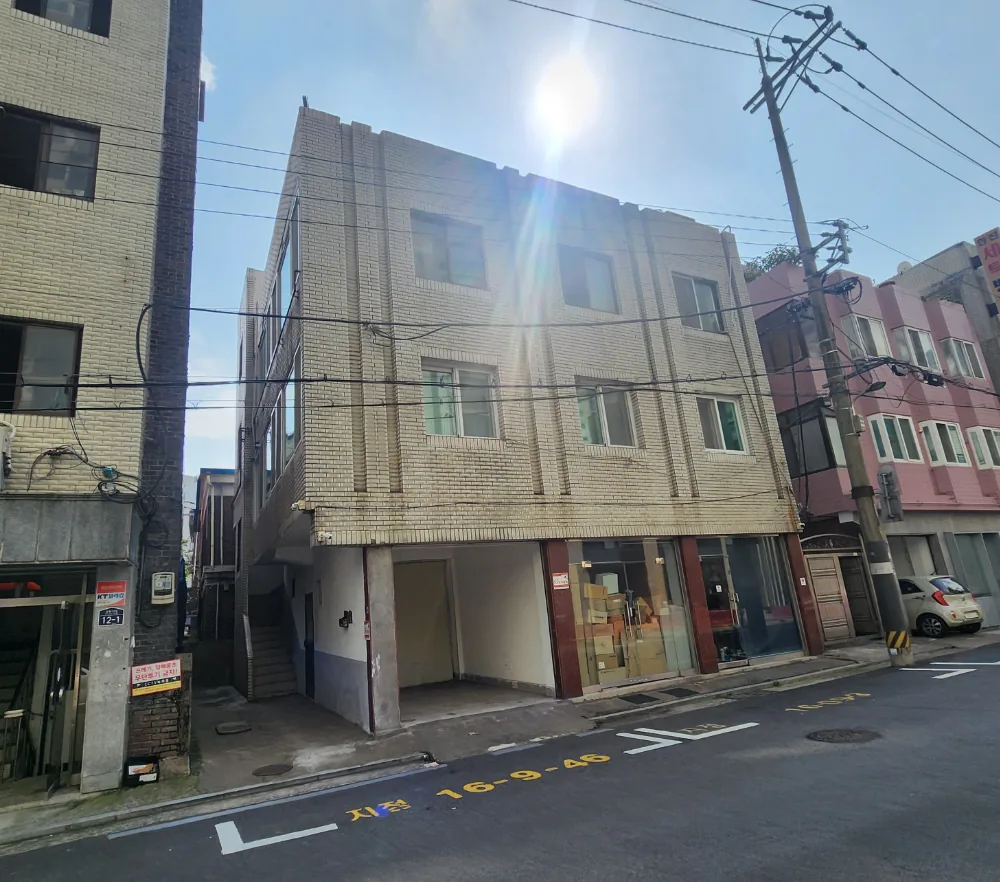 성수동1가 13-52 측면 – 8m 도로에 면한 외벽과 1층 필로티 주차 공간