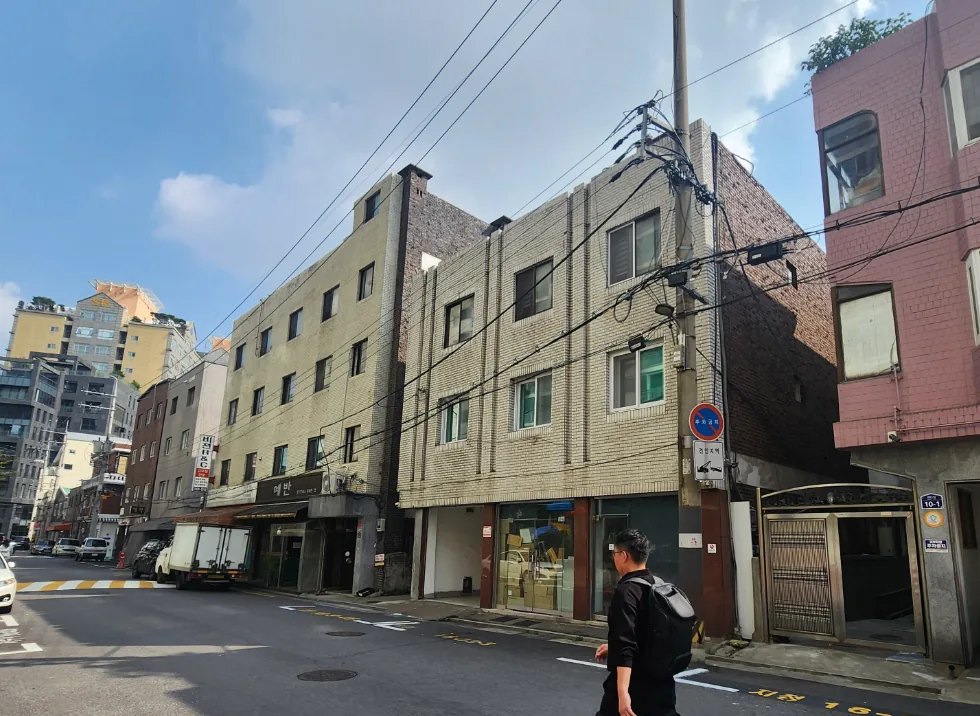 성수동1가 13-52 앞 도로 – 차량 통행이 꾸준한 성수동 이면 거리
