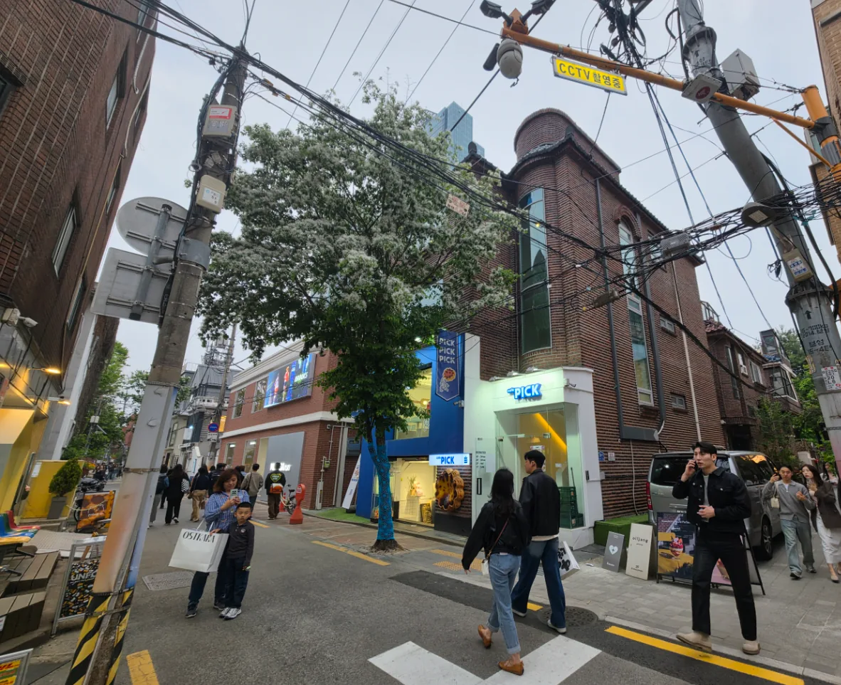 성수동1가 685-329 아틀리에길 상권 – 평일 낮에도 보행자가 이어지는 거리
