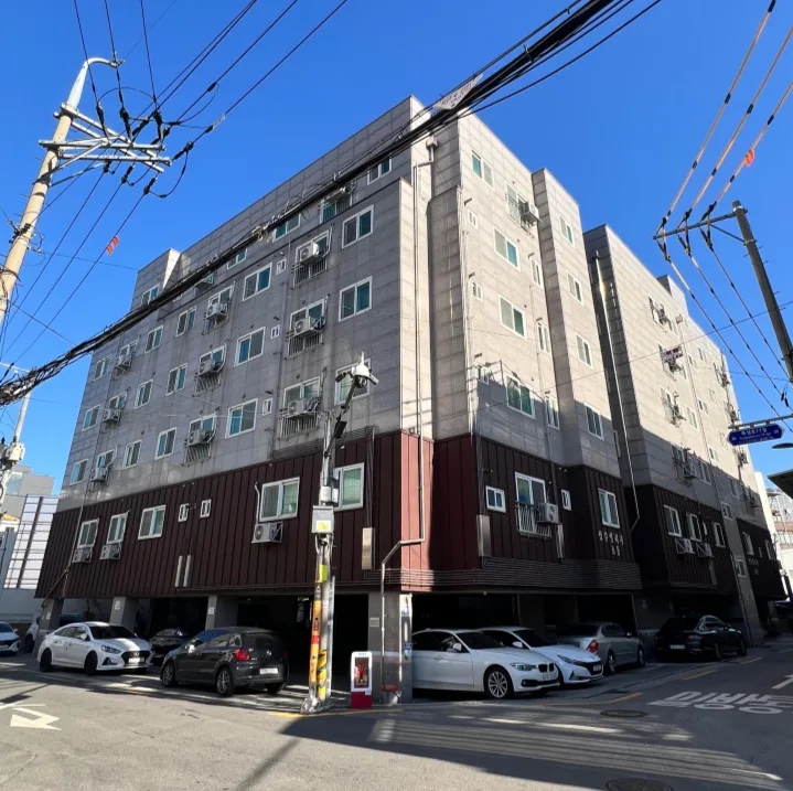 성동구 성수동2가 255-4 코너 전경 – 1층을 주차로 비운 지상 6층 2개동 건물