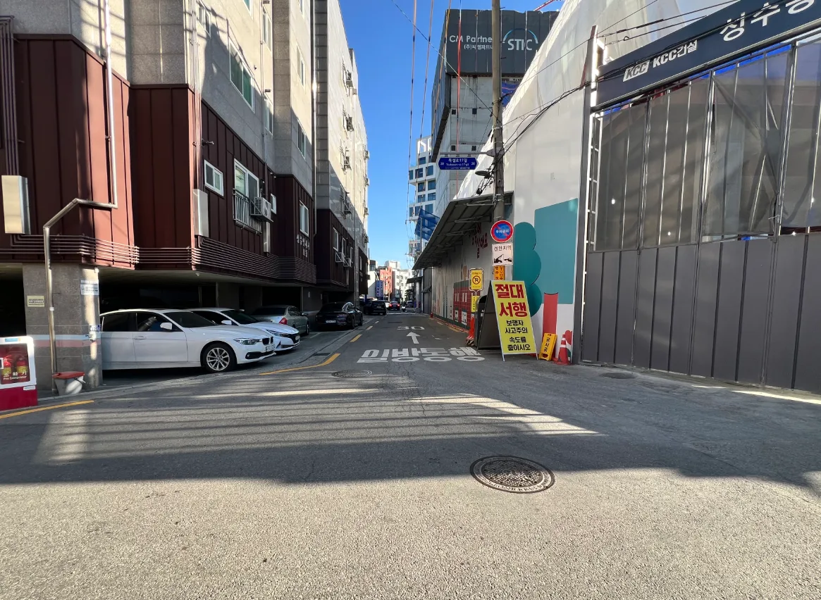 성수동2가 255-4 옆 골목 – 공사 가림막과 신축 오피스가 들어선 주변