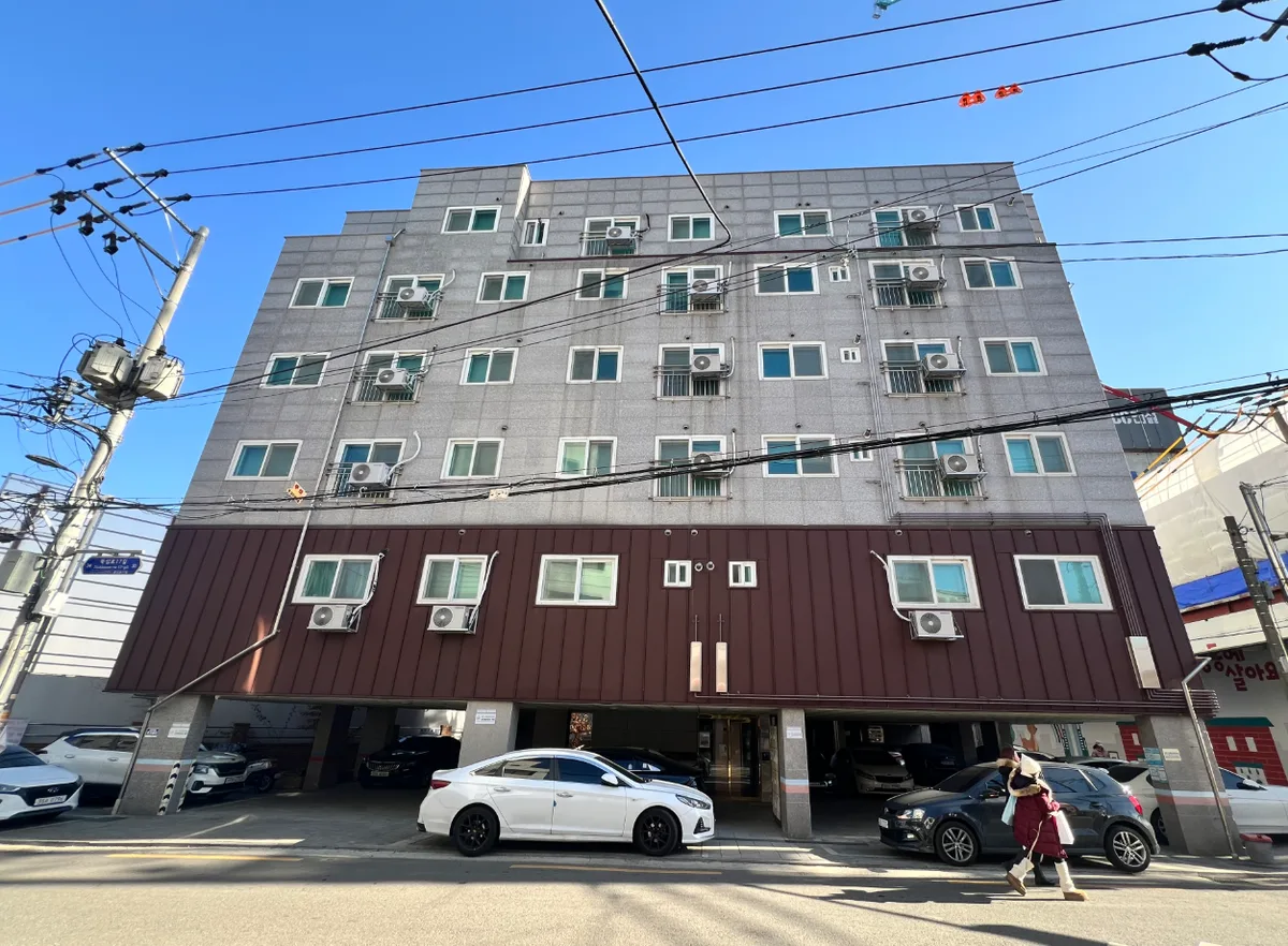 성수동2가 255-4 정면 – 1층 필로티 주차와 6층 세대 구성