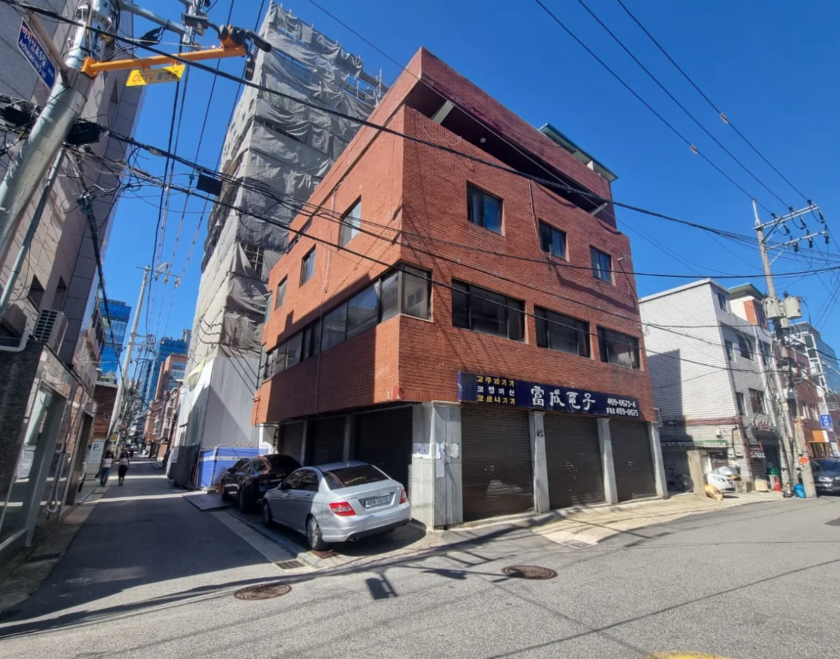 성동구 성수동2가 299-44 코너 전경 – 6m·4m 도로가 만나는 지점의 4층 붉은 벽돌 건물