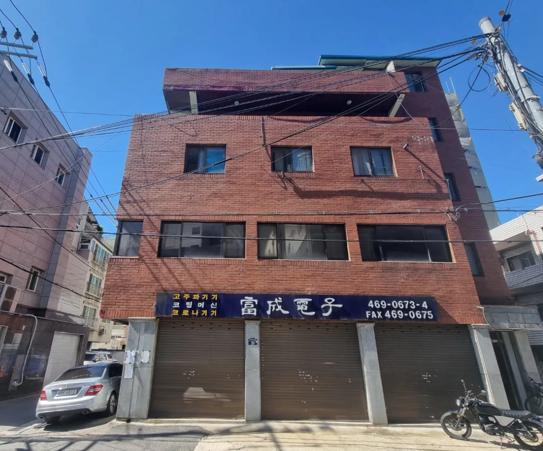 성수동2가 299-44 건물 정면 – 1층 셔터 3칸을 쓰던 전자부품 공장과 4층 벽돌 외관