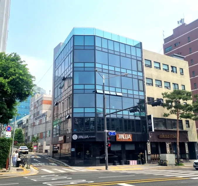 중구 신당동 250-28 대로변 코너 전경 – 30m 대로에 면한 유리 마감 5층 건물