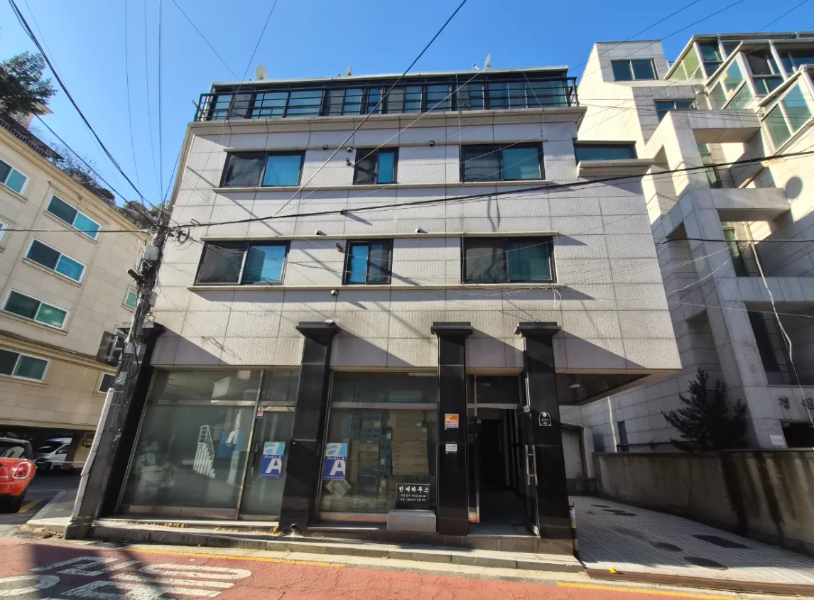 신당동 290-66 건물 정면 – 1층 상가와 출입구가 있는 4층 외관