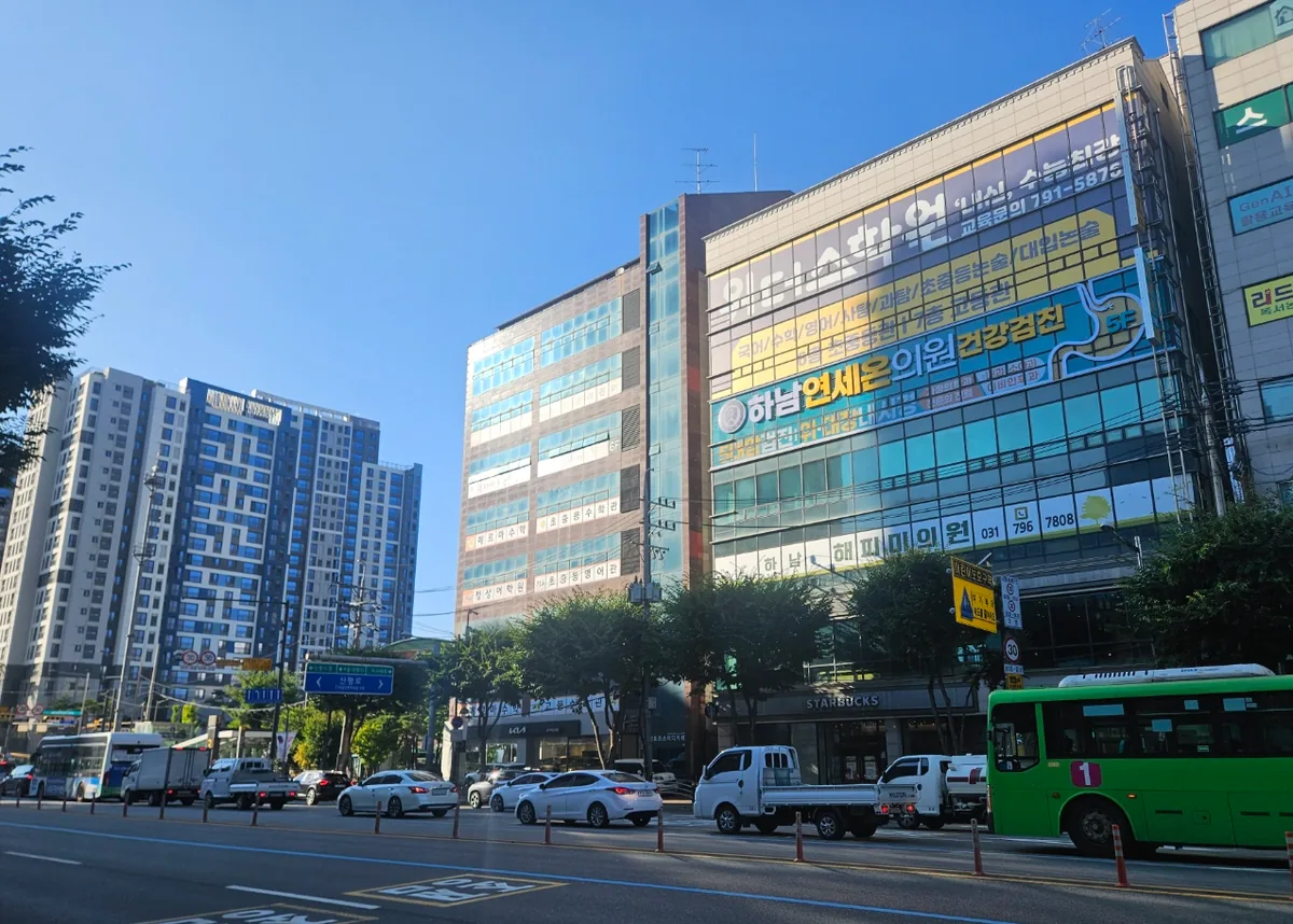 하남시 신장동 564-5 건물 앞 36m 대로 – 하남시청역 3번출구 방향