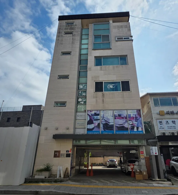 종로구 통인동 136길 9 정면 전경 – 12m 도로에 면한 지상6층 석재 마감 근생빌딩과 1층 필로티 주차장