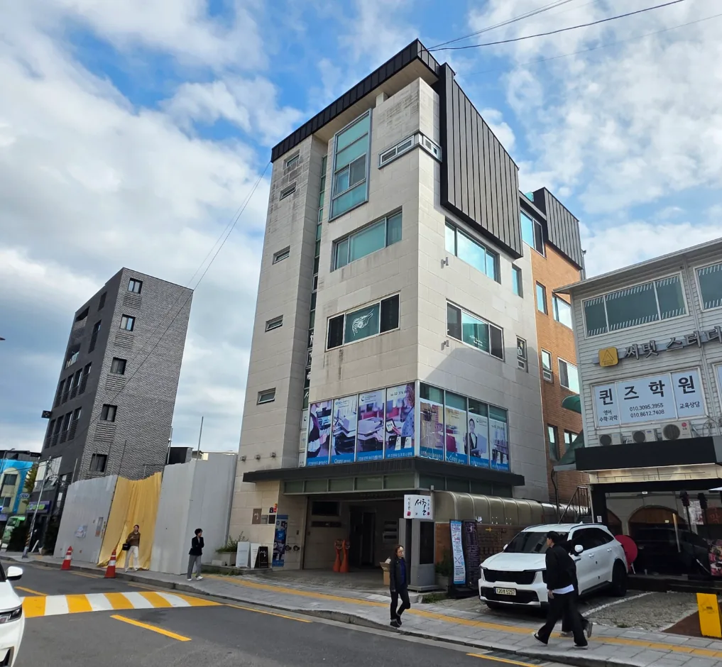 통인동 136길 9 측면 – 횡단보도 앞에서 본 6층 건물과 1층 상가 전면