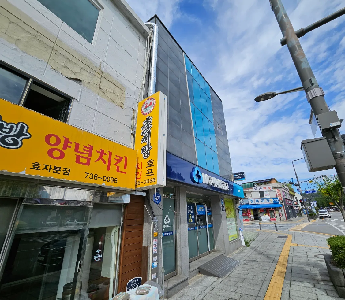 통인동 147-1 측면 – 옆 건물과 맞붙은 3층 외관과 대로 쪽 보행로