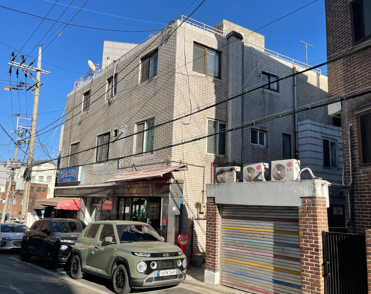 원효로1가 31-12 건물 측면 – 안쪽으로 길게 들어간 구조와 차고 셔터