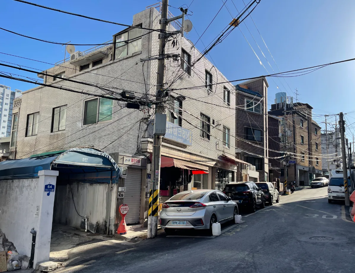 원효로1가 31-12 앞 8m 도로 – 양쪽 주차에도 통행이 가능한 주거지 이면도로