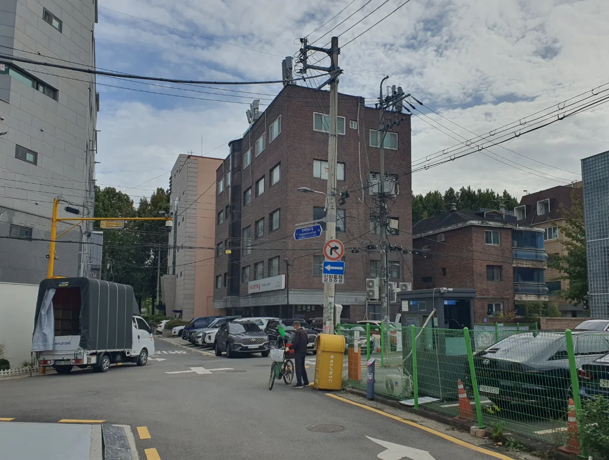 서초구 양재동 118 코너 거리뷰 – 두 방향 도로가 만나는 지점에서 본 주변 전경