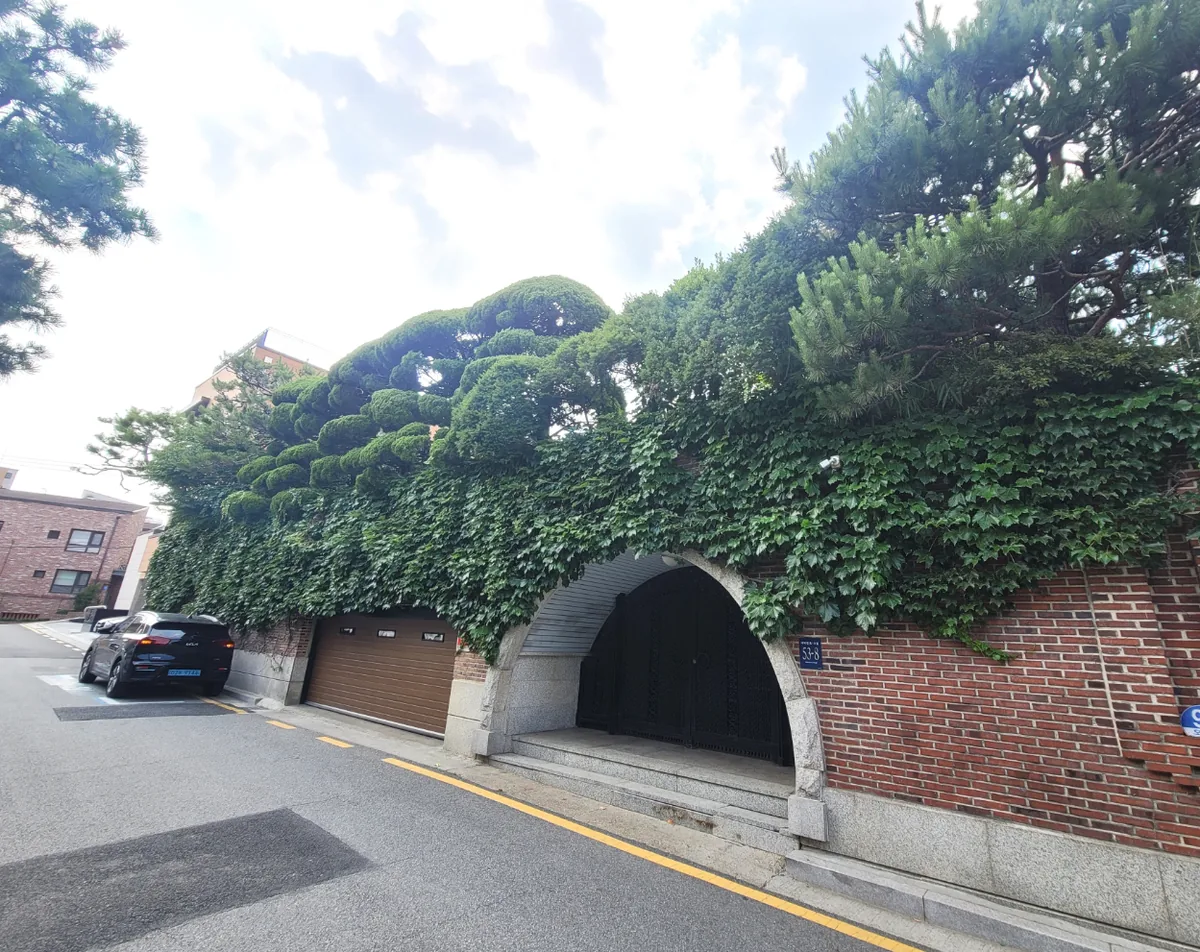 강남구 역삼동 625-5 전경 – 담쟁이로 덮인 붉은 벽돌 담장과 소나무가 둘러싼 단독주택