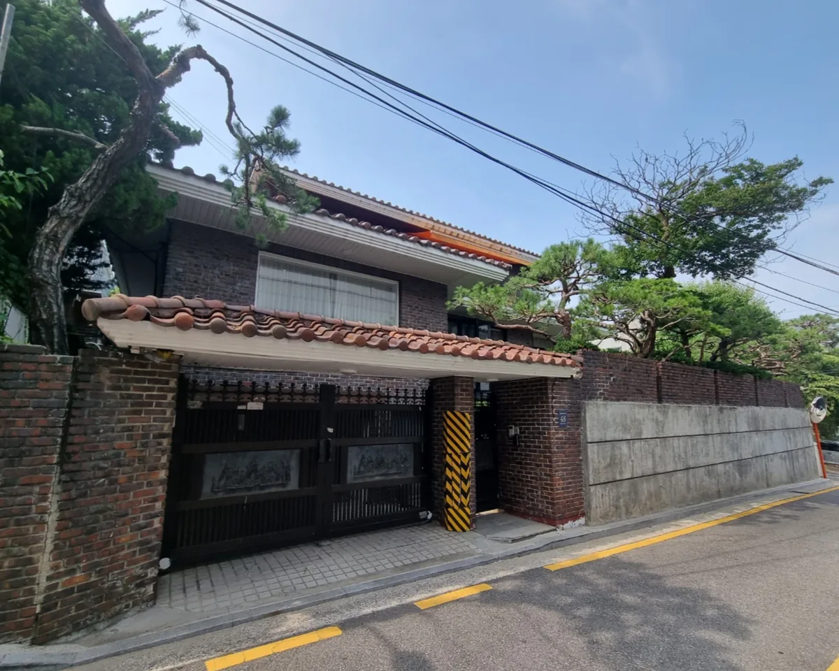 강남구 역삼동 632-12 코너 부지 – 도로와 높낮이 차이가 있는 옹벽 접한 코너 토지