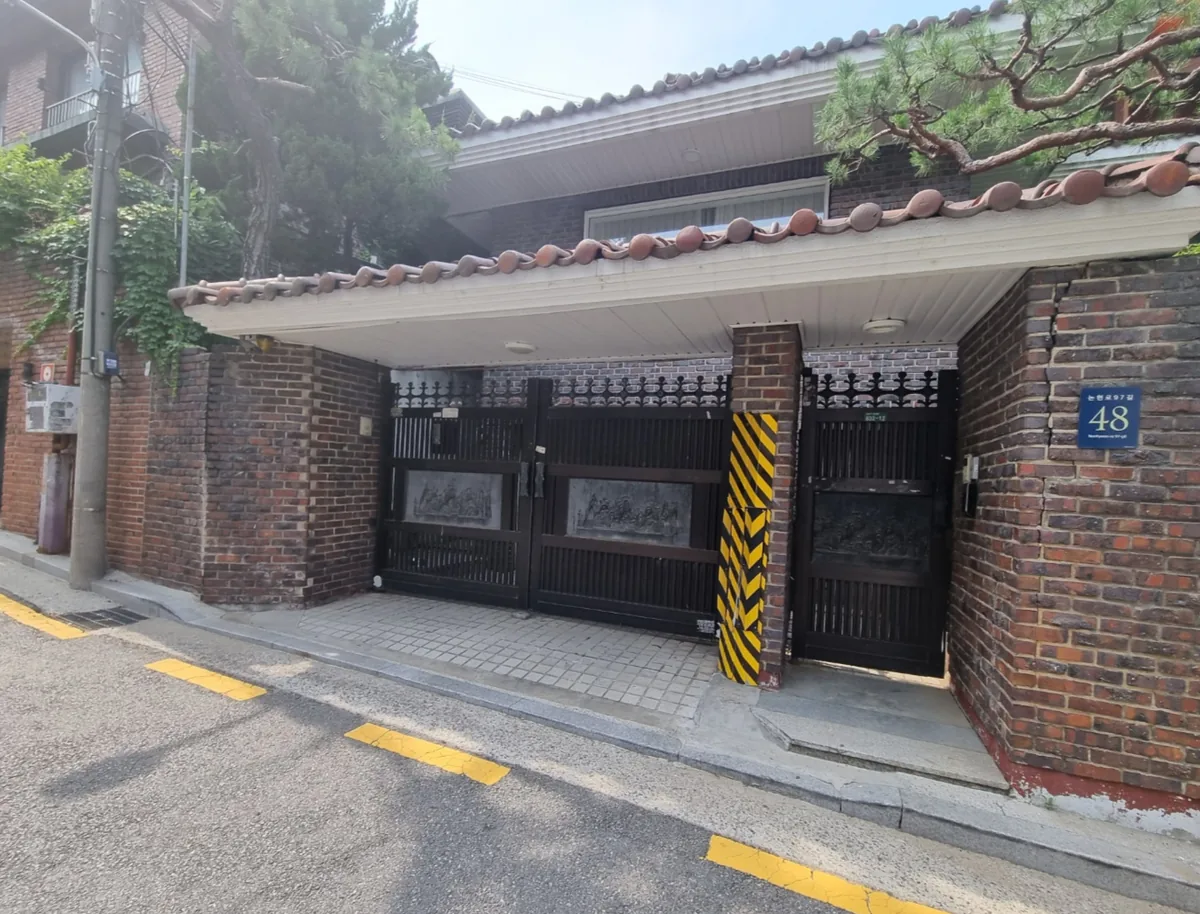 역삼동 632-12 기존 주택 대문 – 옛 한옥풍 담장이 남아 있는 1984년 단독주택 입구