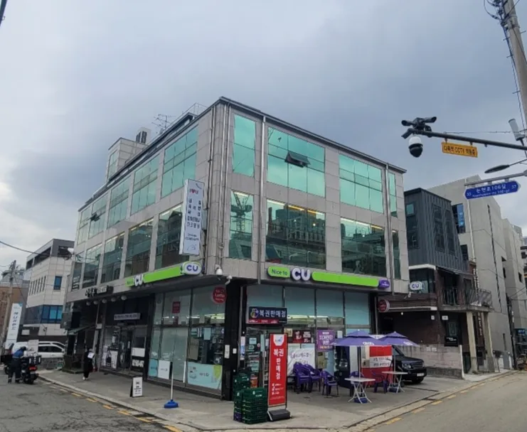 강남구 역삼동 658-22 사거리 코너 전경 – 유리 외관의 지하1~지상4층 빌딩