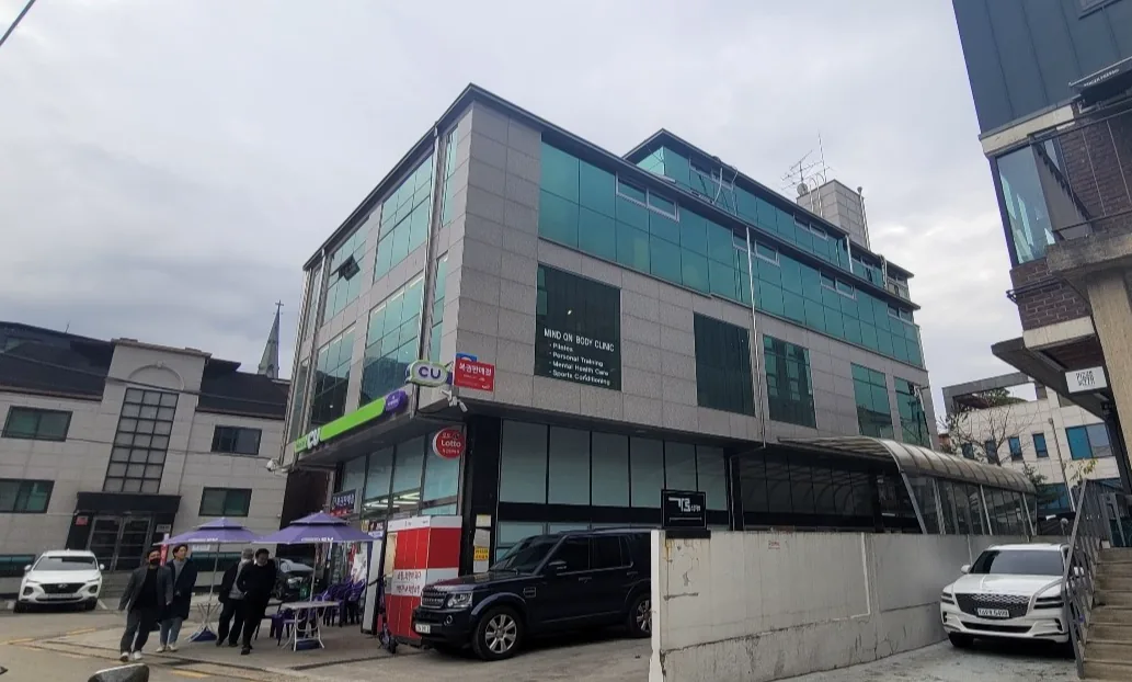 역삼동 658-22 사거리 코너 전면 – 1층 편의점이 있는 유리 외관 건물