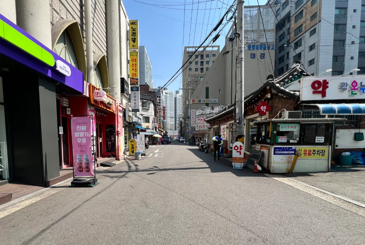 영등포동5가 38-1 주변 상권 – 약국과 먹자 상권이 이어지는 이면도로
