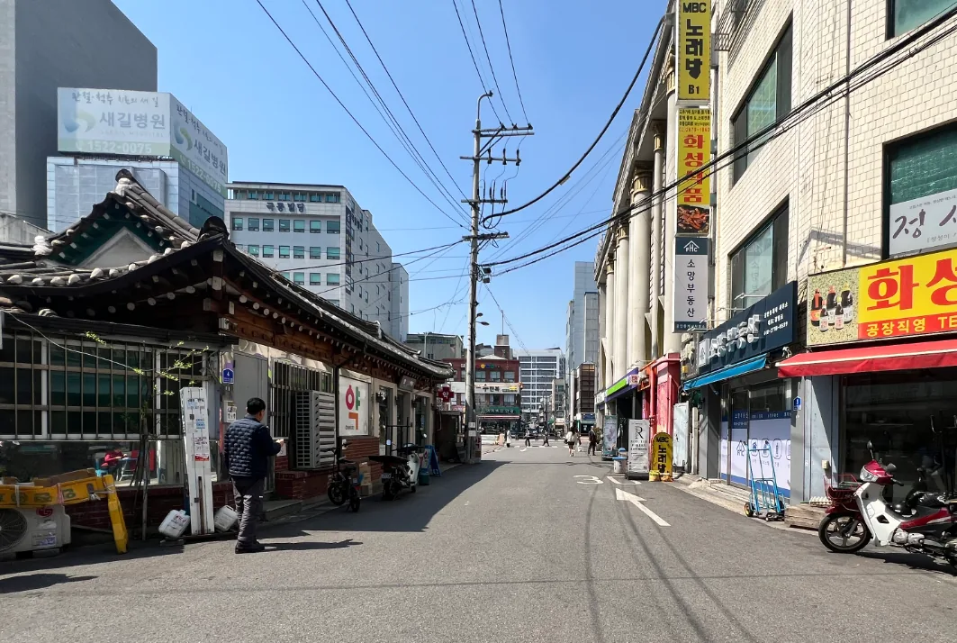 영등포동5가 38-1 앞 골목 – 영등포시장역 방향으로 이어지는 상가 거리