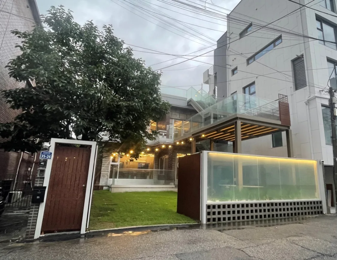 마포구 연남동 245-73 전경 – 낮은 담장 너머 잔디 앞뜰과 조명이 보이는 리모델링 상가