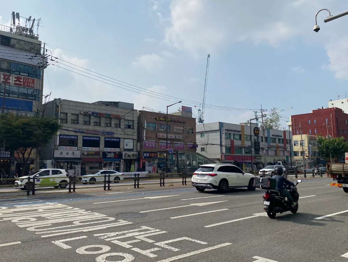 용답동 73-2 건물 전경 – 25m 대로 건너편에서 본 지상 3층 상가건물